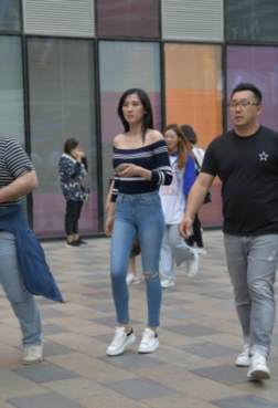 美女穿上高跟鞋