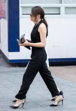 女生出门穿搭高跟鞋