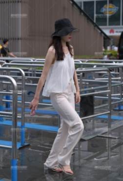 时尚的女性搭配高跟鞋