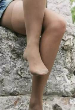 SIZU丝足美腿薄袜小姐姐9P[<font color=red>9P</font>]