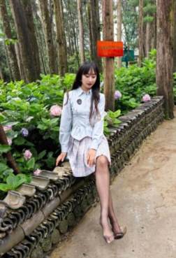 公园长凳上的黑丝美少女[<font color=red>5P</font>]