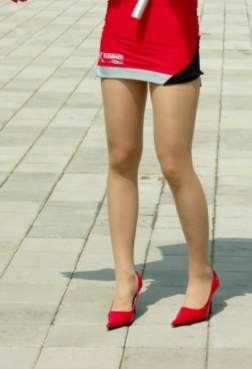 街拍漂亮的红高肉丝促销小姐姐[<font color=red>8P</font>]