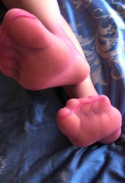 一双红色漂亮的美袜展示秀[<font color=red>8P</font>]