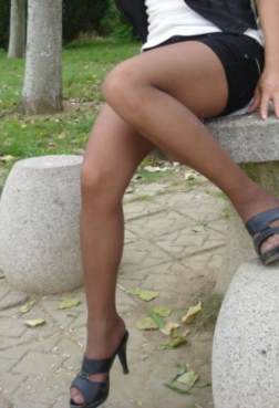 一双你会不会觉得有点粗的灰丝大美腿[<font color=red>39P</font>]