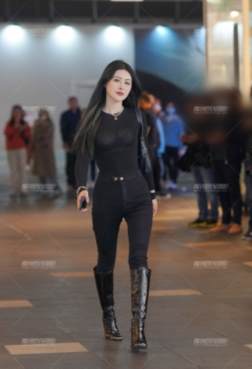 美女爱穿细跟鞋[<font color=red>13P</font>]