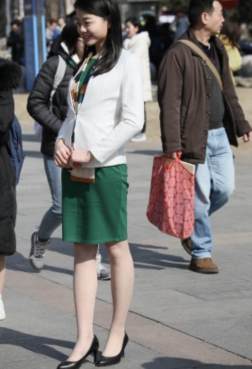 人美，身材好，腿还直，笑的更甜[<font color=red>10P</font>]