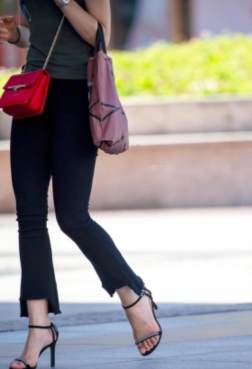 春夏搭配细跟鞋