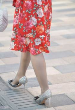 街拍花裙超薄灰丝少付，喜欢吗[<font color=red>12P</font>]