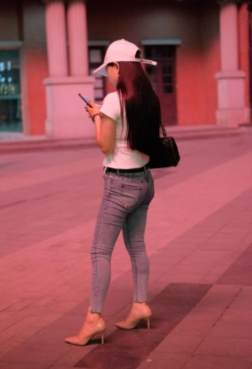 街拍：热裤露肩装
