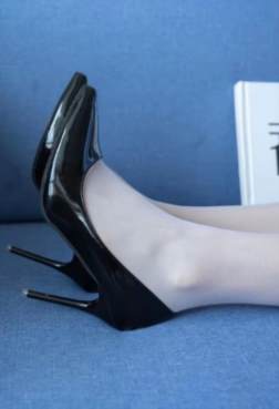 很美的黑色高跟特写图[<font color=red>5P</font>]