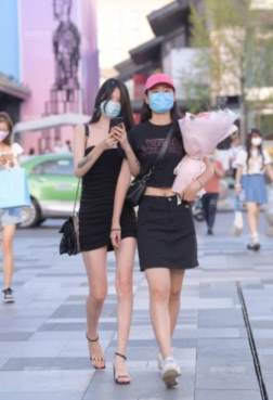 轻松展现出优雅的大长腿[<font color=red>5P</font>]