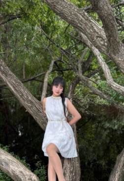 穿着丝袜的小姐姐爬树[<font color=red>5P</font>]