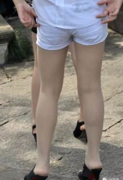 有丝有腿有街拍特写[<font color=red>6P</font>]