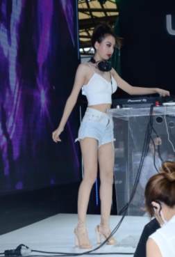 优雅温婉的裤里丝[<font color=red>7P</font>]