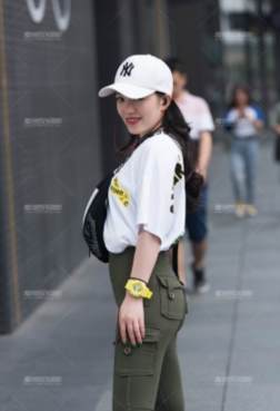 展现出迷人姿态