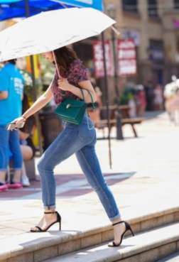 右边的小姐姐，你这是忘了自己在泳池吧