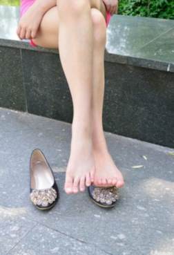 隔壁妹妹一起公园秀自己玉足24P[<font color=red>24P</font>]