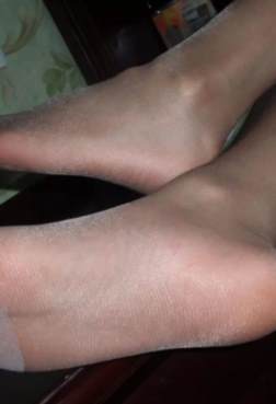 卷起袜边这是干嘛！11P[<font color=red>11P</font>]