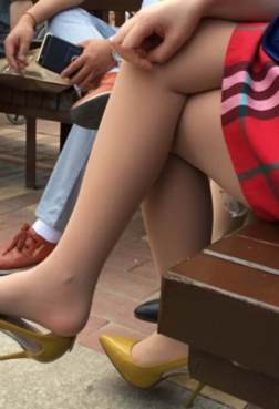 街拍歇脚，这是在干嘛呢？[<font color=red>18P</font>]