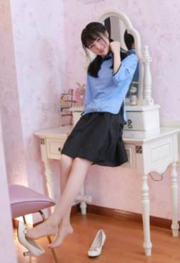 美丽女生穿上细跟鞋[<font color=red>49P</font>]