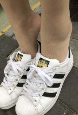 现实中的小白鞋与漂亮的脚丫是这样的[<font color=red>5P</font>]