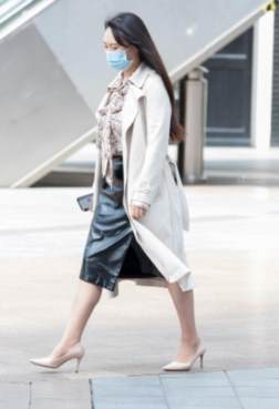 街拍：妹子的身材太苗条，漂亮前卫的打扮，走在街上就...[<font color=red>8P</font>]