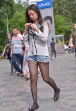 展现出轻熟魅力的一面[<font color=red>9P</font>]