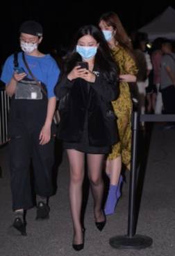 穿搭出街尽显美女唯美姿态[<font color=red>5P</font>]