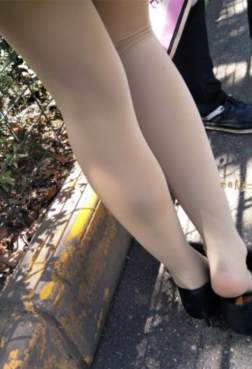 街拍厚丝袜大长腿，喜欢的来[<font color=red>32P</font>]