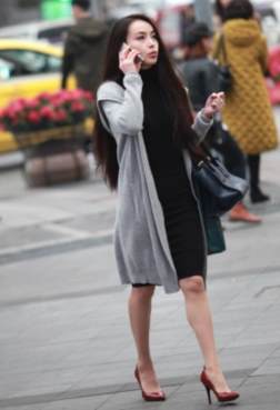 漂亮的小姐姐走路都爱打电话[<font color=red>12P</font>]