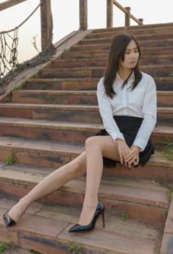 美女街拍：美女很清纯的感觉，整体相当有质感[<font color=red>49P</font>]