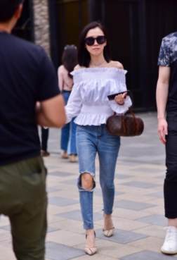 带着自己自信的高雅