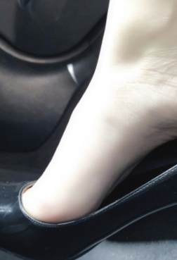 穿着黑色漆皮高跟鞋的白皙脚丫[<font color=red>8P</font>]