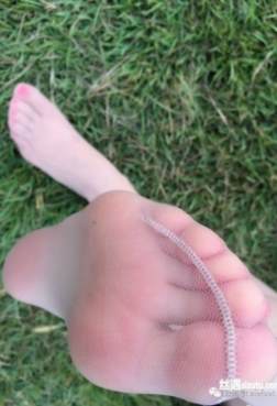 公园约学妹拍美足，脚丫很漂亮！10P[<font color=red>10P</font>]