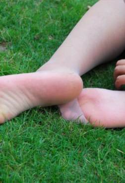 草地上丝袜美足很抢眼[<font color=red>18P</font>]