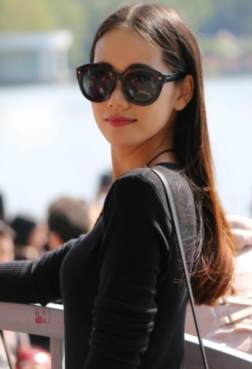 展现出美女的独特韵味[<font color=red>10P</font>]